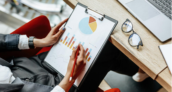 femme-affaires-verifie-graphiques-actualise-progres-financiers-fille-analyse-modele-entreprise-lieu-travail-900x483 2